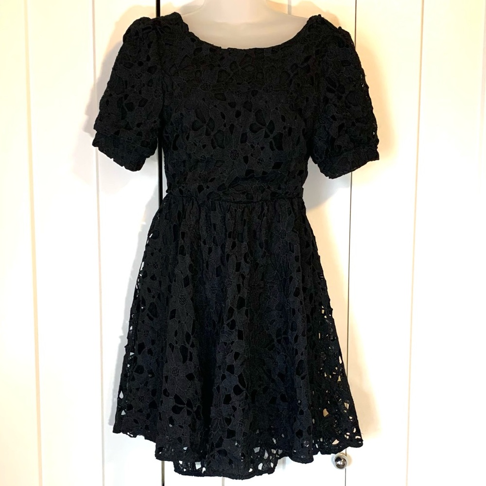 Lulu's A black open work lace lined dress with open back M - Picture 6 of 7